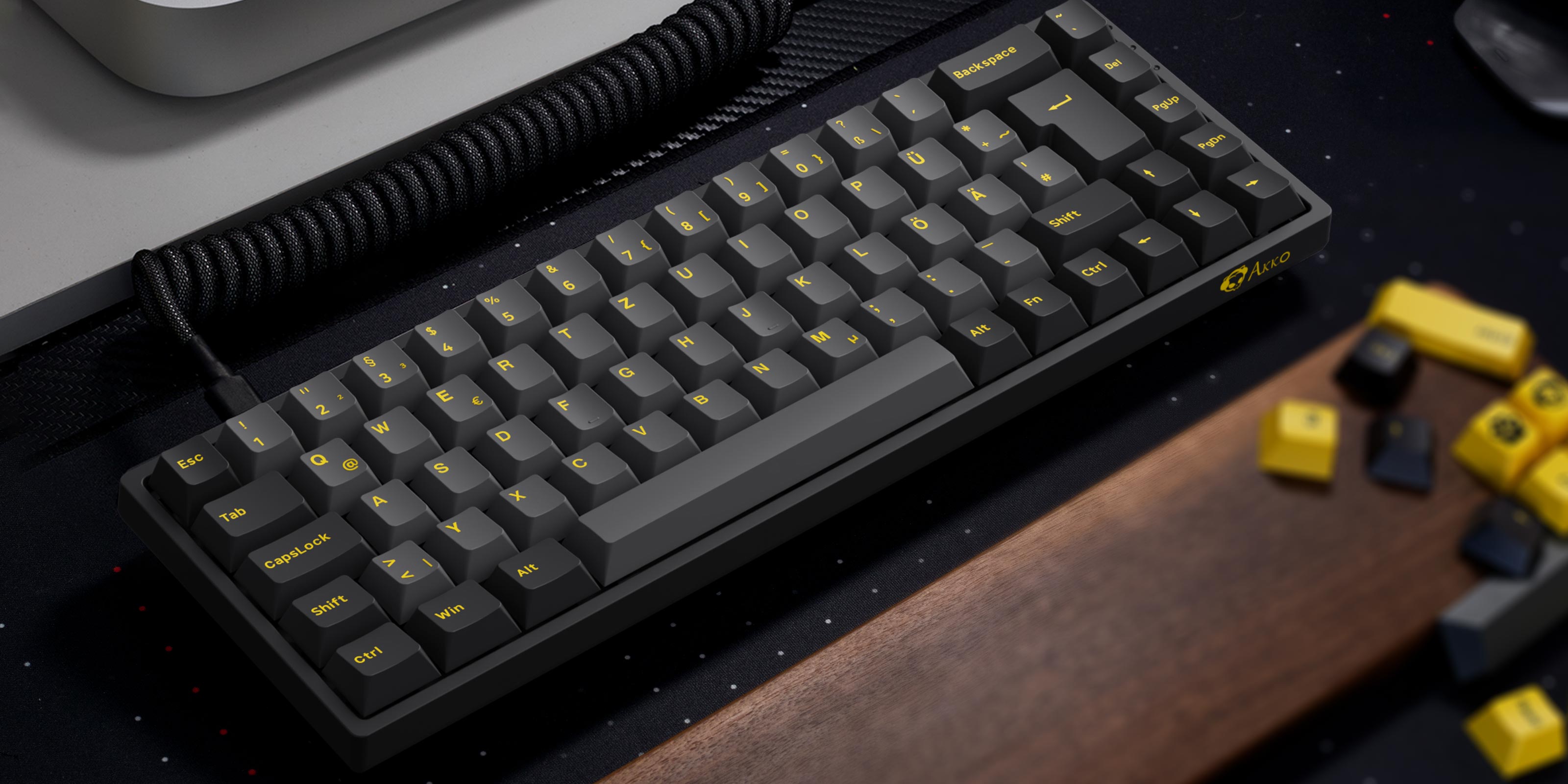 Akko 3068 Black Gold DE Keyboard on the Desk
