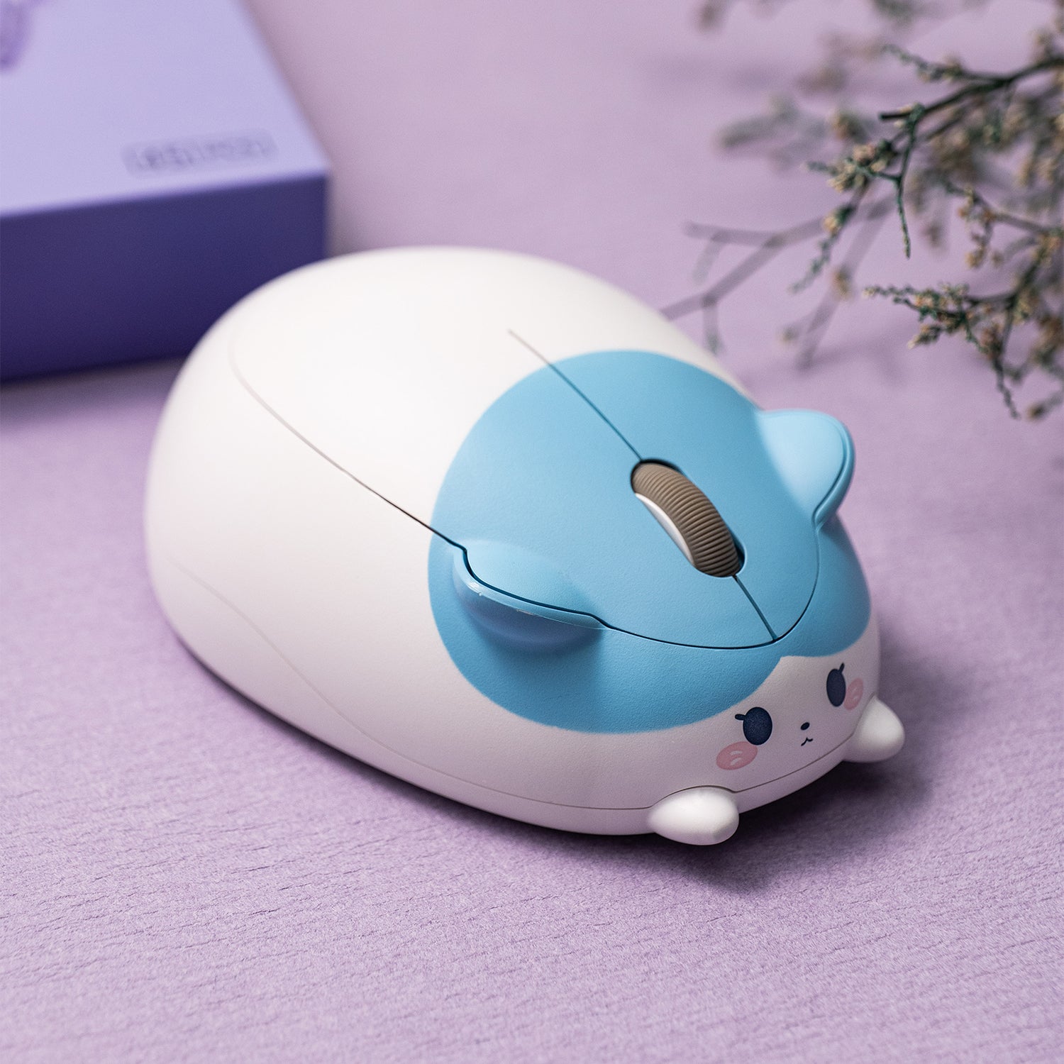Akko Blue and White Cat Mouse on the Desk