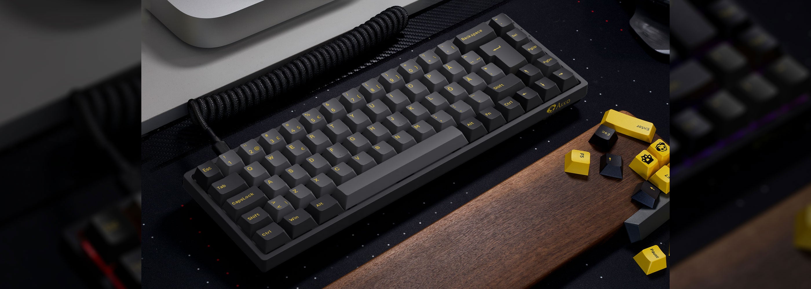 Black & Gold ISO Nordic Keycap Set (76-key) Install on the keyboard, put on the desk