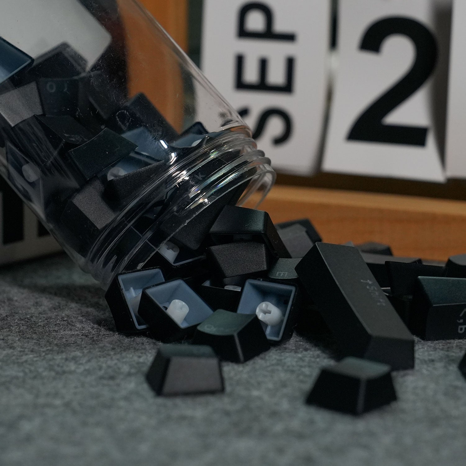 Akko Shine-Through Black Cyrillic Keycap Set (61-key) Install on the Keyboard Jar Packaging Details