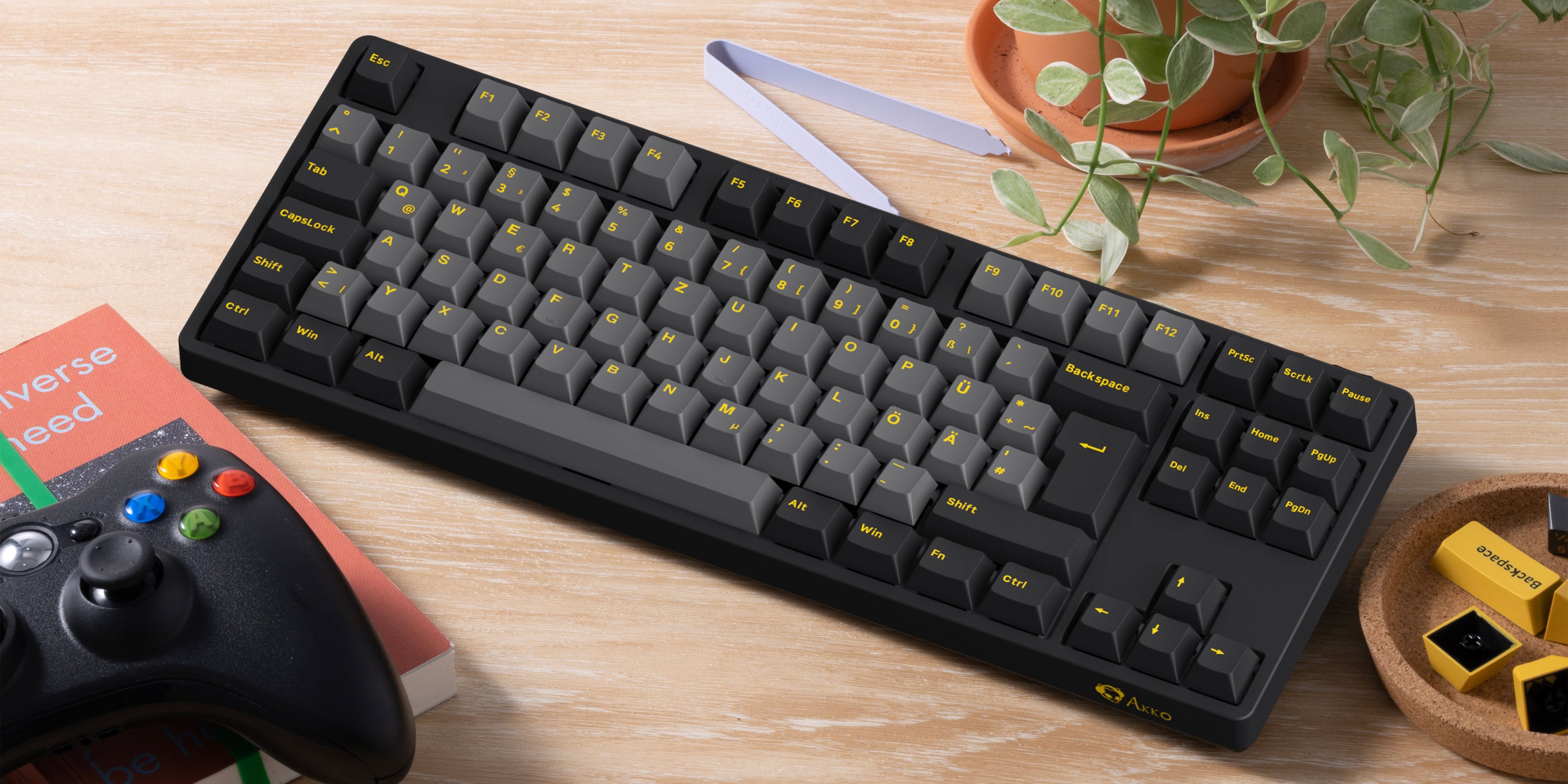 Akko 5087S Black Gold ISO DE Keyboard on the Desk