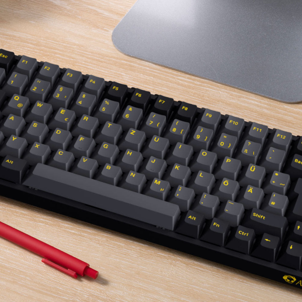 Akko 3084 Black Gold DE on the desk